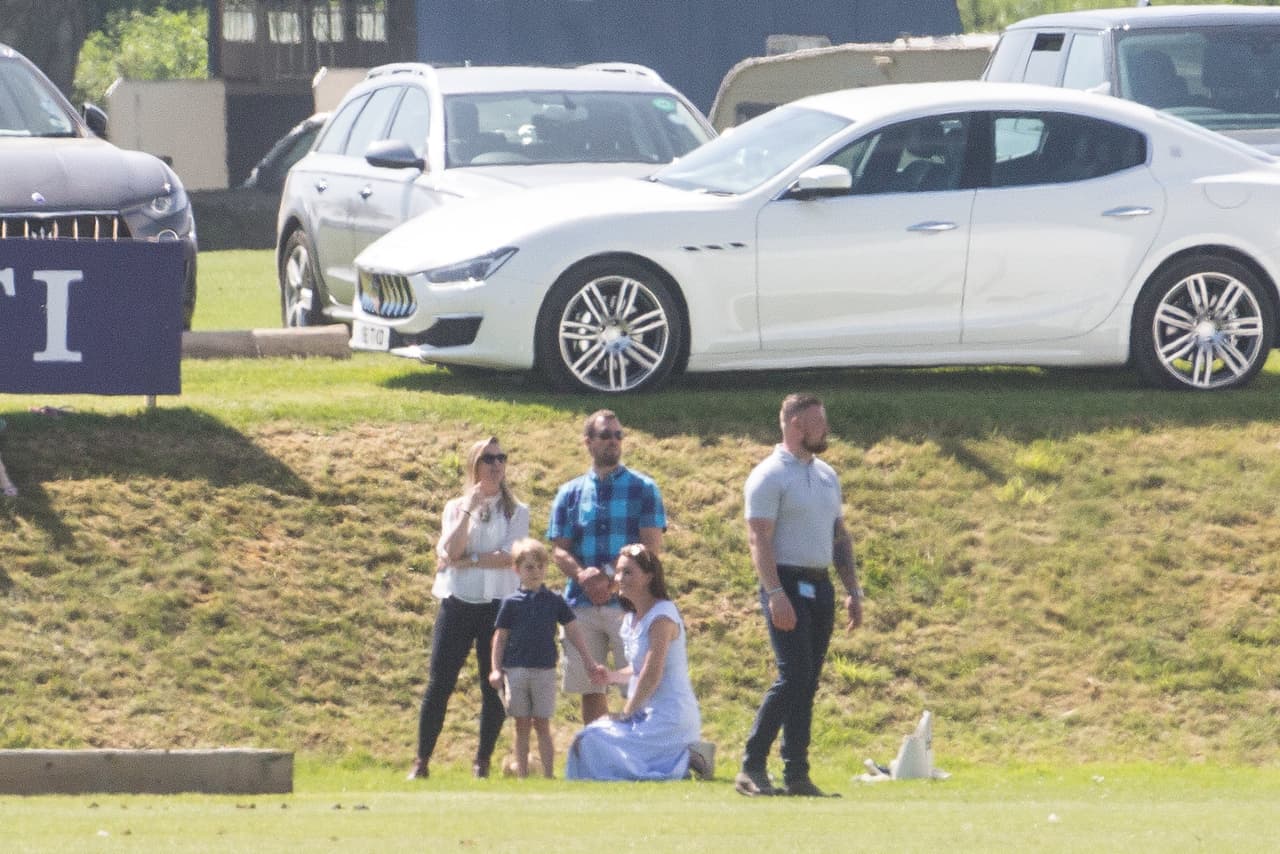 Aunque en un principio parecían estar muy privados, más adelante llegaron otros familiares y amigos a darle apoyo al príncipe William.