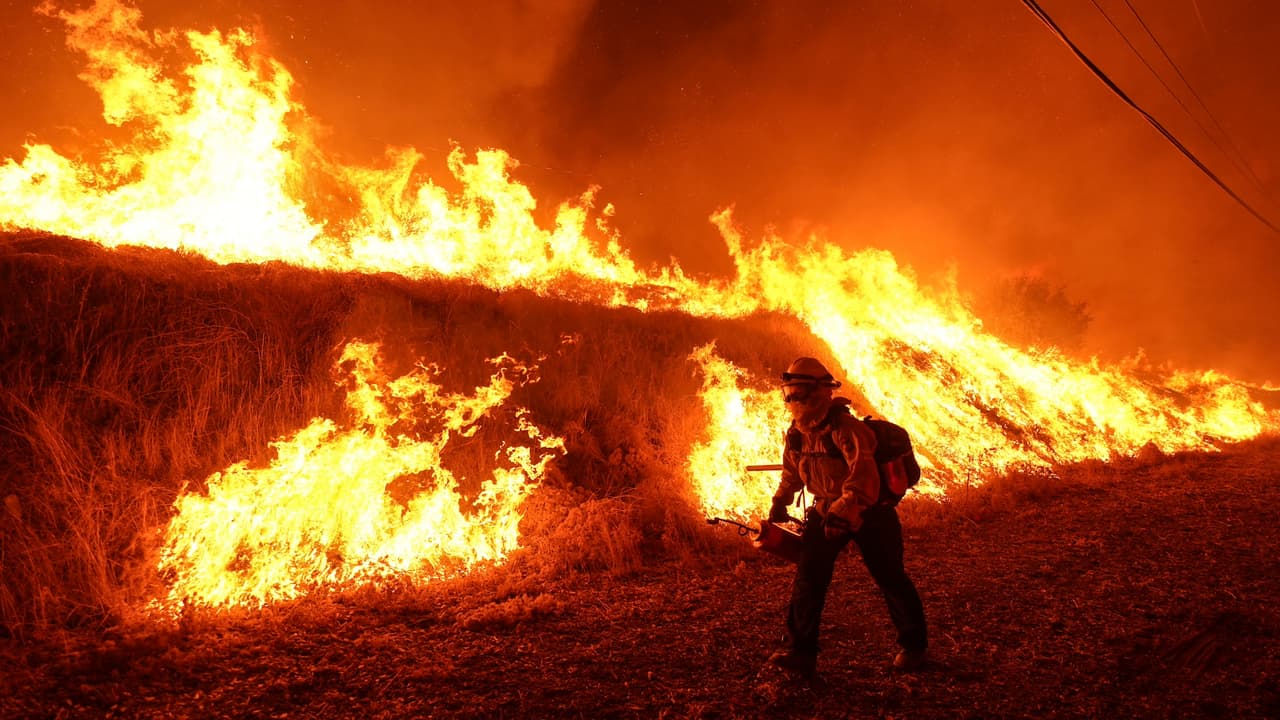 Incendio Hughes avanza sin control: Ya devastó casi 9,500 acres y provocó la evacuación de 31,000 personas