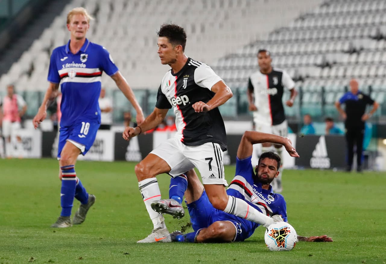 Las faltas comienzan a llover sobre Cristiano Ronaldo y la amarillas aparacen en el partido.