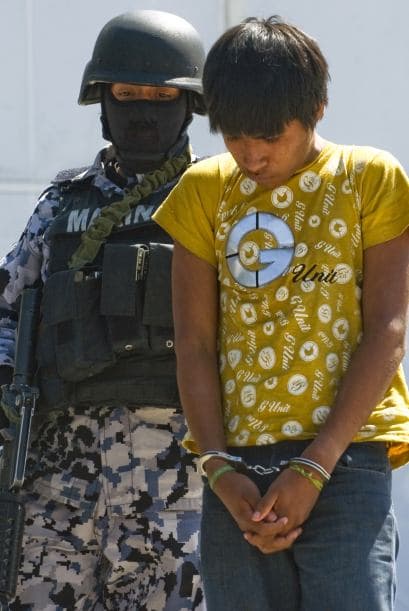 El ser sicario o narcomenudista "es la única puerta abierta" para jóvenes sumidos en la miseria, señaló a la AFP el escritor Elmer Mendoza, autor de una serie de best sellers sobre narcotráfico y para quien no es sólo cuestión de pobreza.