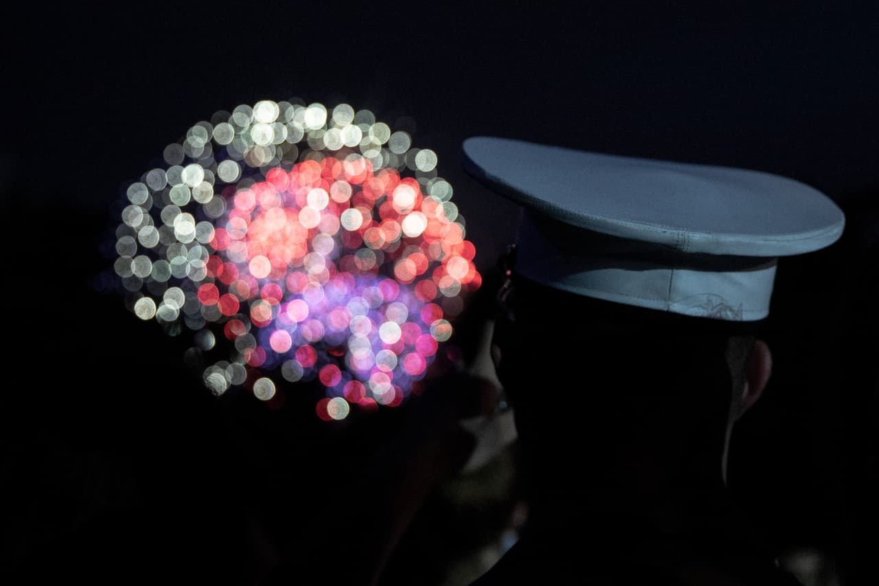 Un soldado estadounidense observa los tradicionales juegos pirotécnicos en la Casa Blanca, la noche de este miércoles 4 de julio de 2018.