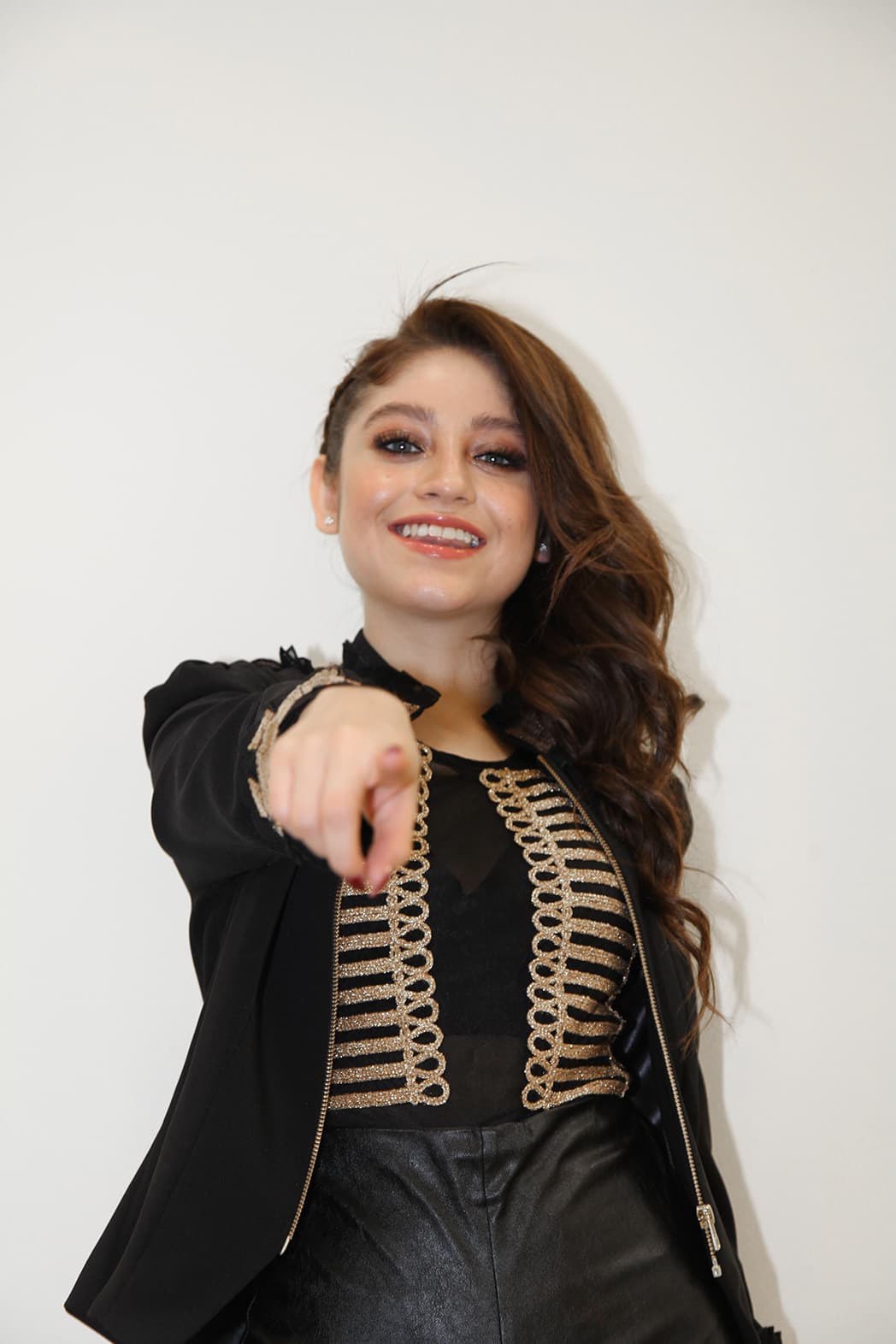 "No me molesta, soy muy exigente y los niños deben de asumir esto como un trabajo, al final es una competencia", dijo Karol Sevilla a Univision Entretenimiento cuando le preguntamos qué le parecía el apodo.