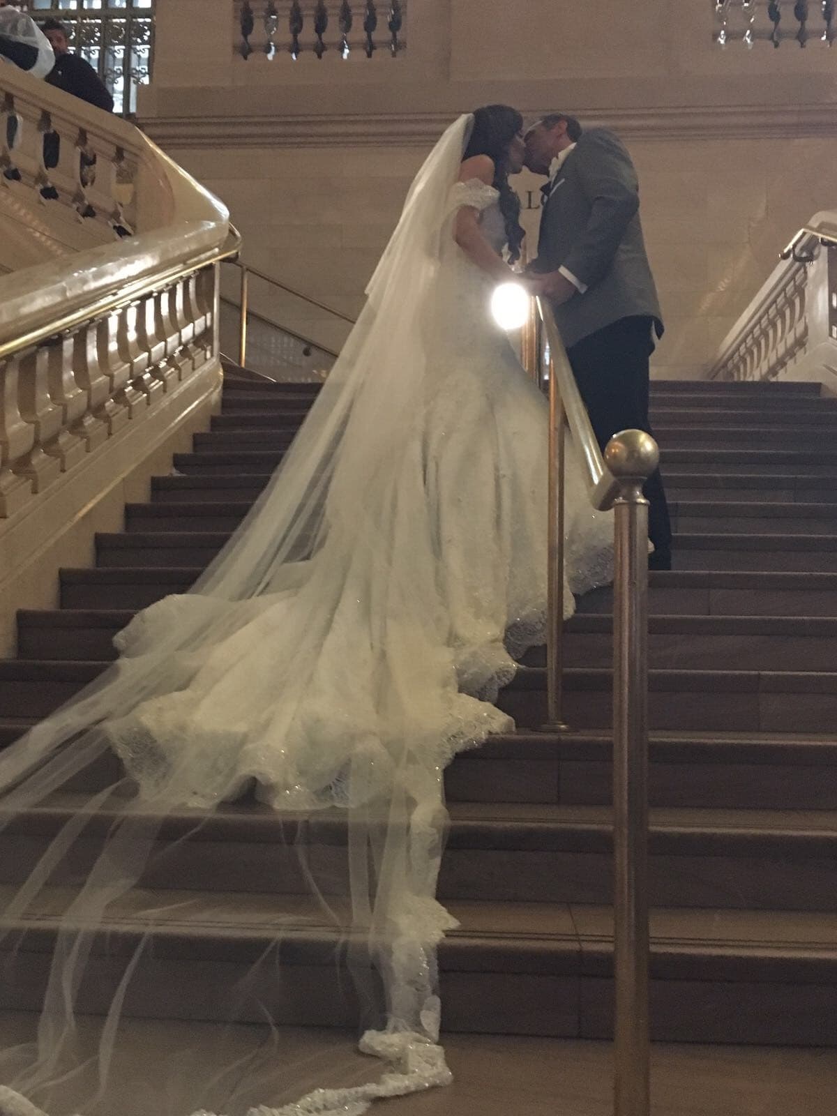 Primer beso de los novios.