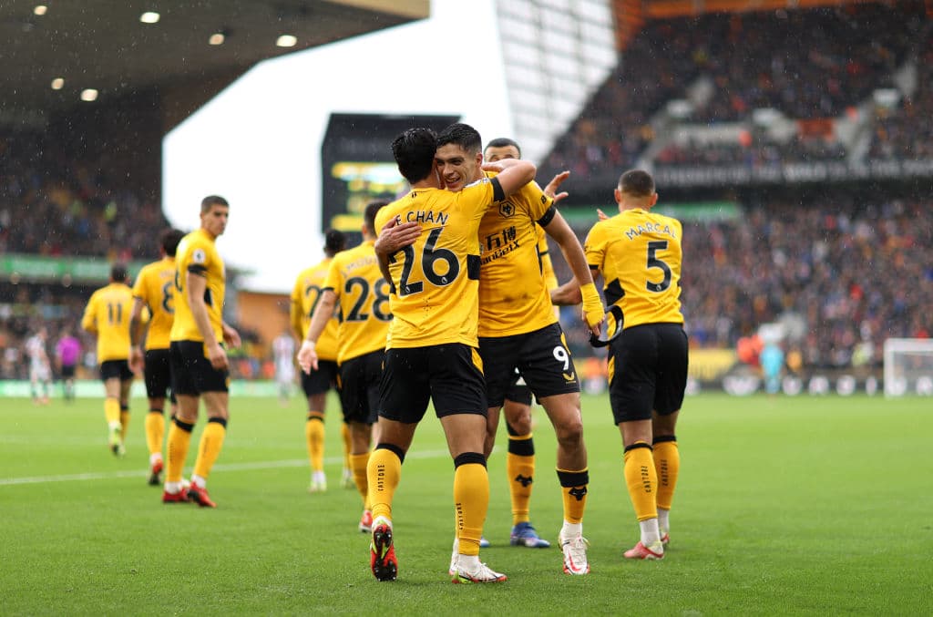 El delantero mexicano se lució con dos asistencias a su compañero Hee-Chan Hwang y el Wolverhampton vence 2-1 al Newcastle United.