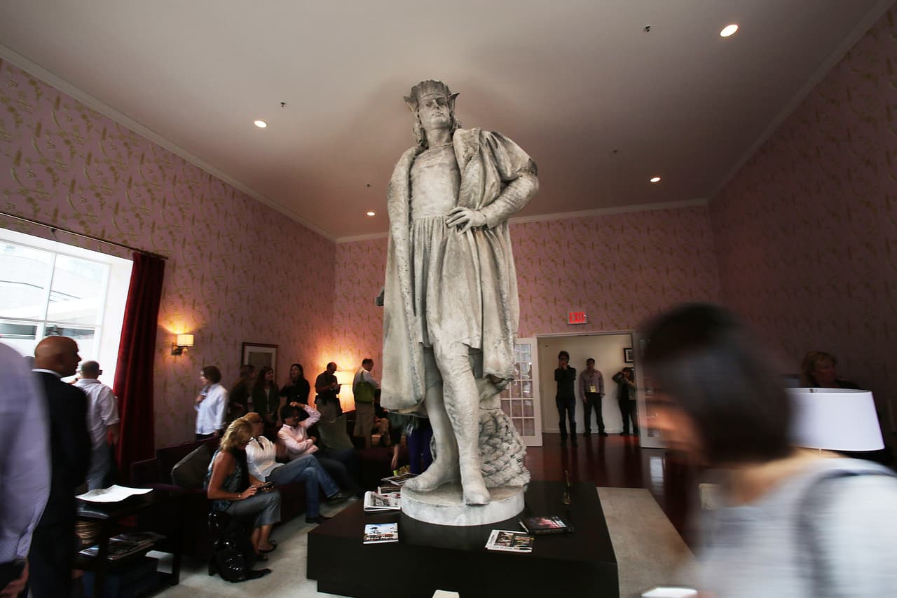 En 2012 el artista japonés Tatzu Nichi construyó una instalación alrededor de la estatua de Colón que simuló una habitación a donde el público podía subir a ver la escultura desde muy cerca.