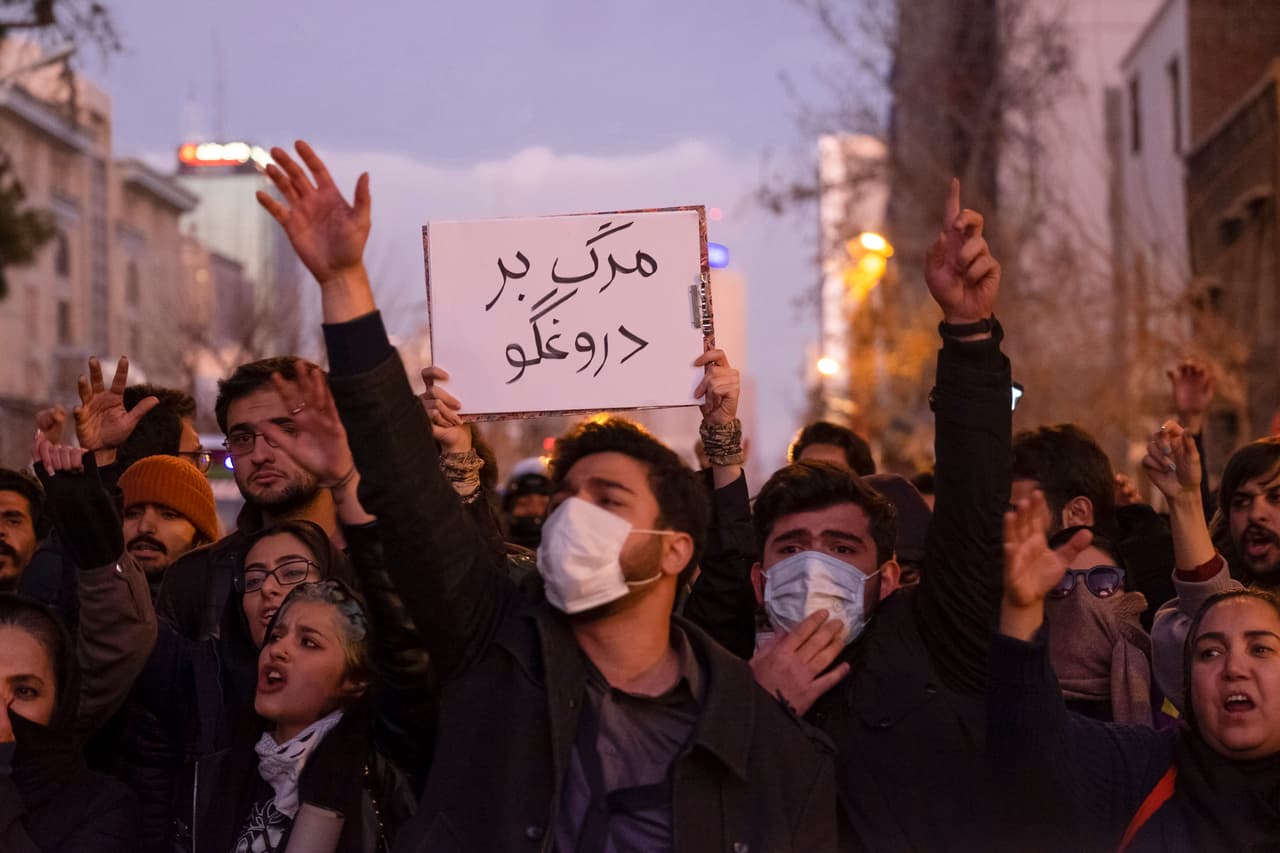 "Muerte al mentiroso", dice la pancarta en esta manifestación en Teherán, este 11 de enero de 2020. 
<b>Varios medios y <a href="https://www.reuters.com/article/us-iran-crash-protests/iranian-protesters-demand-khamenei-quits-over-plane-downing-video-on-twitter-idUSKBN1ZA0LZ" target="_blank">agencias de noticias</a> reflejaron que los manifestantes pedían a gritos la renuncia del Ayatollah Ali Khamenei</b>, quien
<b> </b>dijo que una investigación militar había encontrado que "misiles disparados debido a un error humano" derribaron el Boeing 737, calificándolo de "error imperdonable". 
<br>
<br>