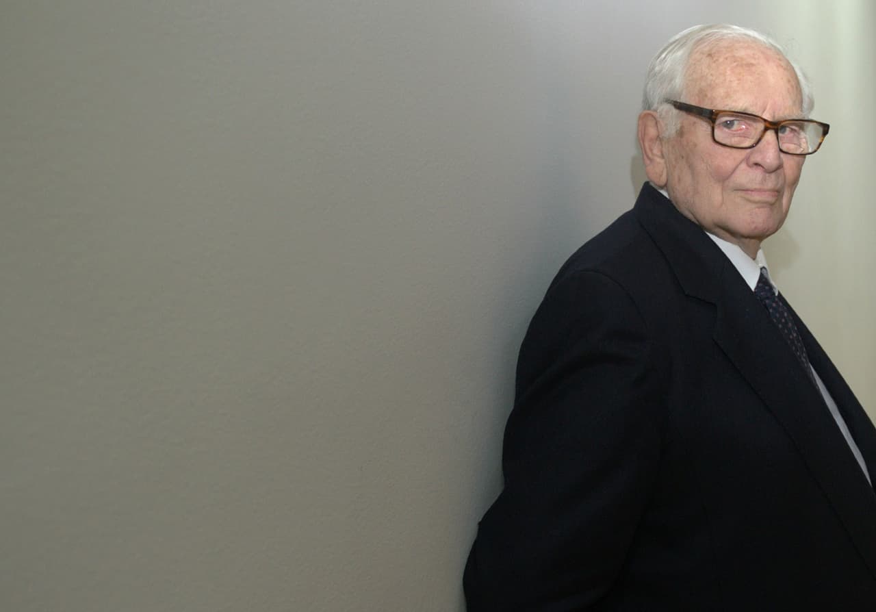 El diseñador nació en 1922 y aún continúa con su trabajo de alta costura.