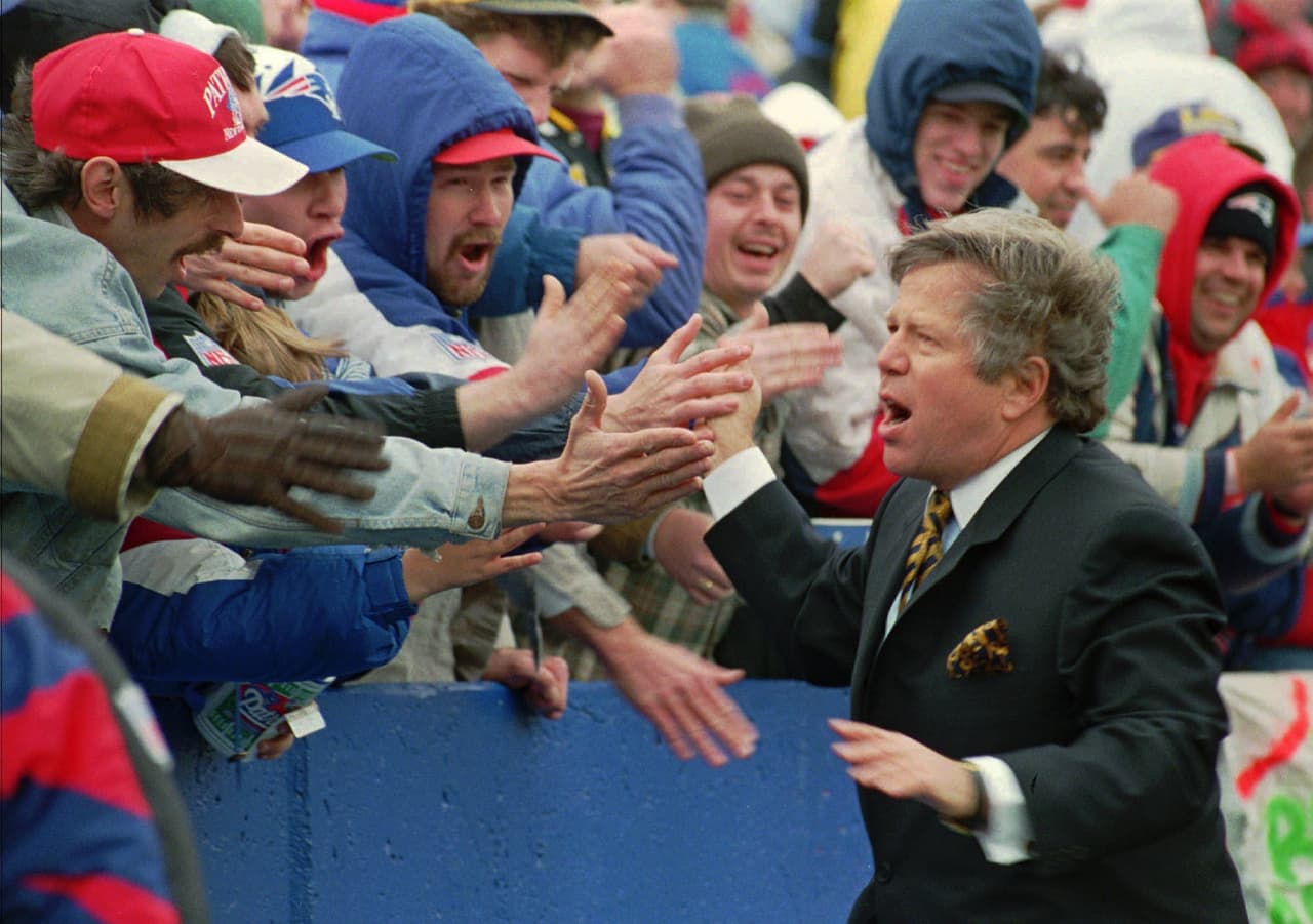 <b>No hubo marcha atrás</b>
<br>- Arriesgado, pero alcanzable. El empresario viajó a St. Louis a principios de 1994 para reunirse con James Busch Orthwein, dueño del equipo. Kraft, el fanático en ese entonces, terminó pagando un 50% más que el valor del equipo y lo que le asesoraban para pagar: $172 millones.
<br>- Se convirtió en el precio más alto jamás pagado por una franquicia deportiva.