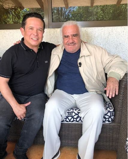 El ‘Charro de Huentitán’ le comentó a Gustavo Adolfo Infante que tiene problemas en la rodilla y que por ello camina mucho.