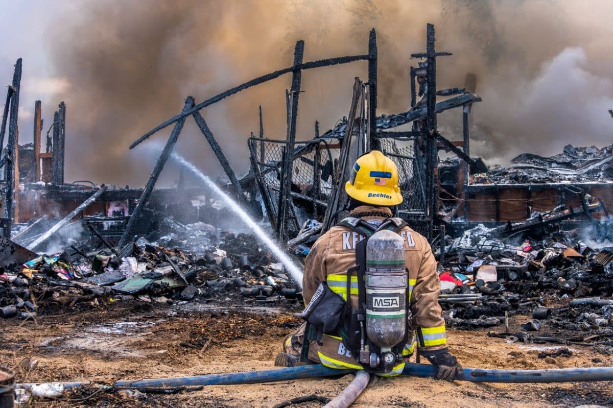 Cuando arribaron al lugar, encontraron con una vivienda unifamiliar de un solo piso con humo pesado y fuego, informaron a través de un comunicado.