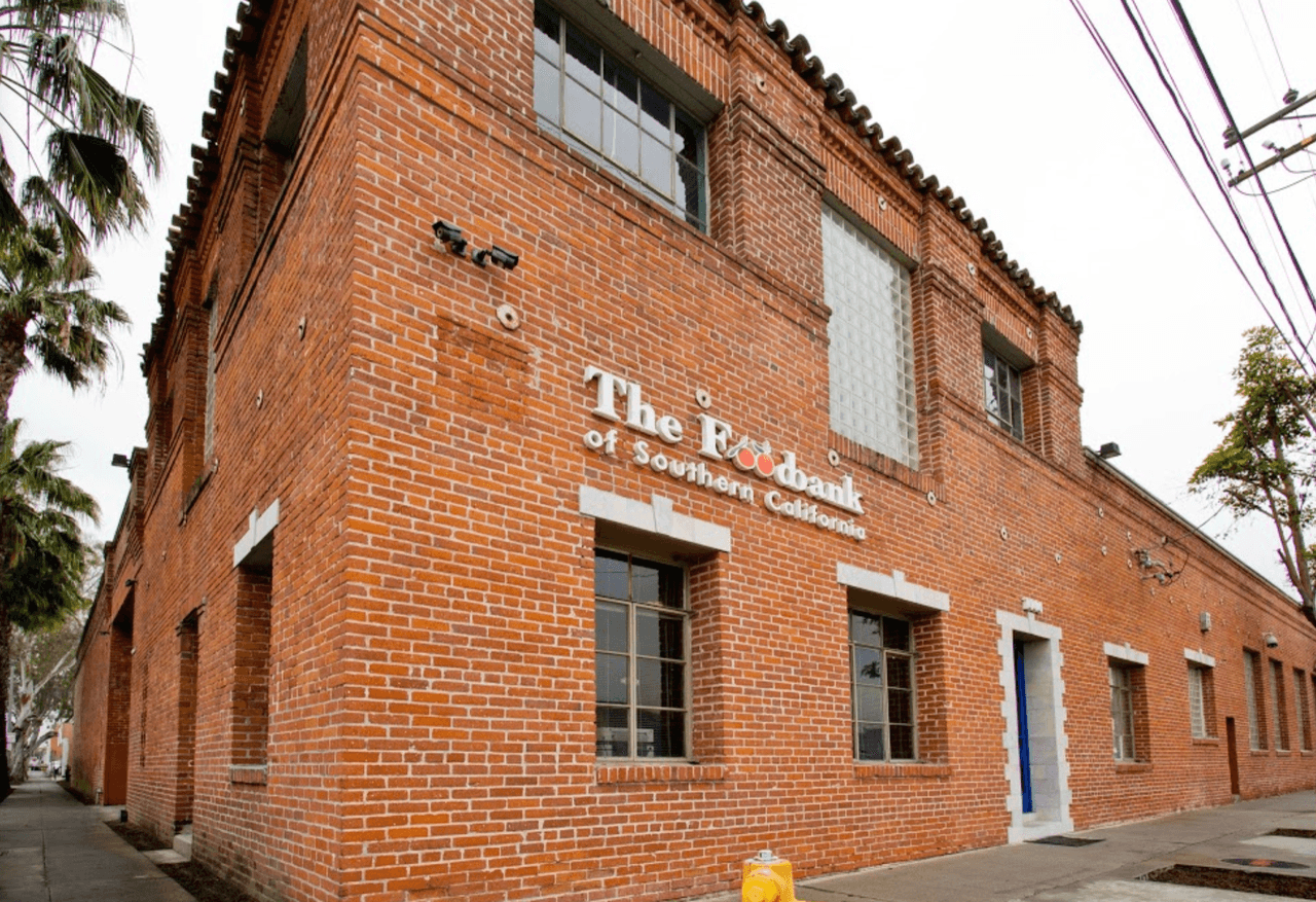 <b>Food Bank of Sourthern California</b>
<br>Locación: 1444 San Francisco Ave, Long Beach. 
<br>Teléfono: 562-435-3577