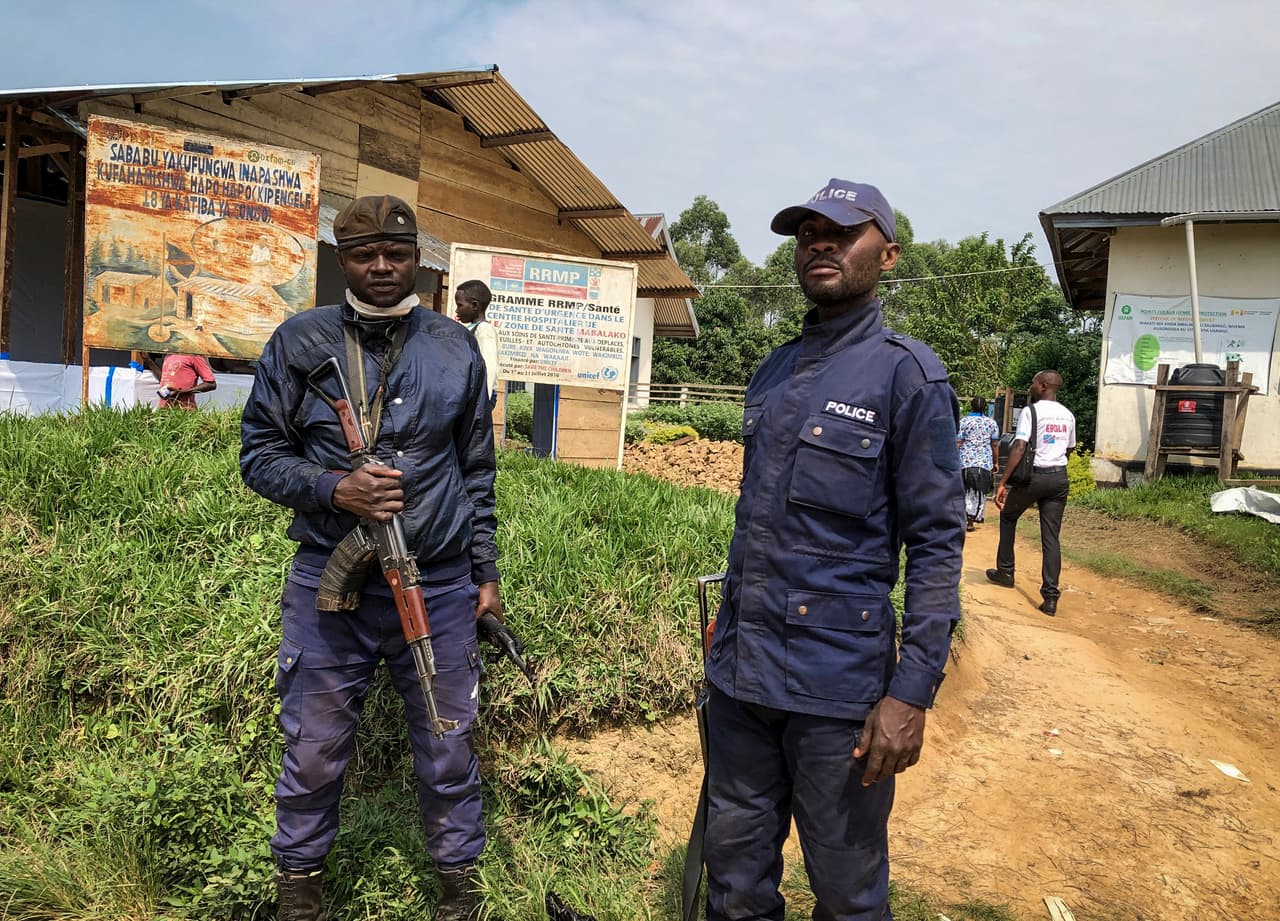 Además se trata de la primera vez que se reporta un brote del virus del ébola en una zona de conflicto. En la foto, la policía congolesa resguarda un centro de salud en el pueblo de Mabalako, al este del Congo, donde sus habitantes son vacunados.