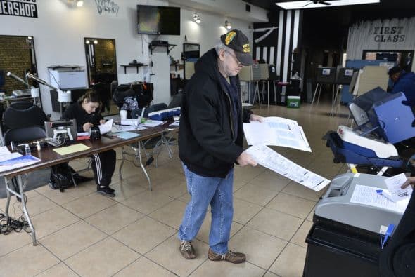 Unos votaron dentro de una barbería, en una facilidad deportiva y otros experimentaron problemas para ejercer su derecho pero la mayoría aprovechó para tomarse un ‘selfie’ y compartirlas en las redes sociales en una de las elecciones a la gobernación más cerradas de la nación.