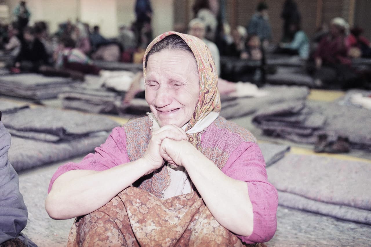 El comandante serbiobosnio Ratko Mladic ordenó la deportación masiva de musulmanes bosnios y destruyó mezquitas y hogares durante la guerra. En la fotografía, una anciana sobreviviente del ataque de Srebrenica, refugiada en una ciudad vecina.