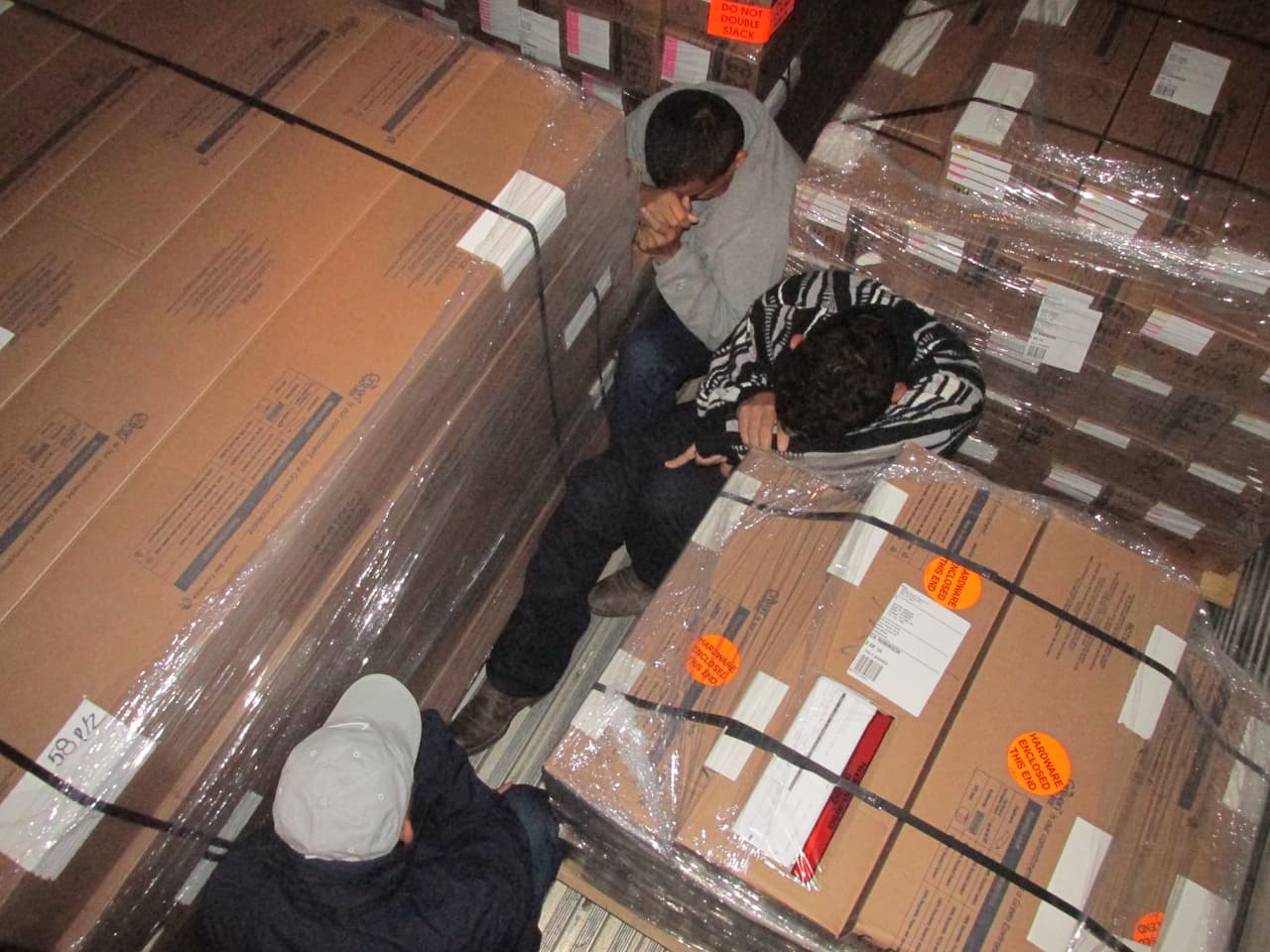 Los inmigrantes indocumentados viajaban en medio de la carga que transportaba el camión frigorífico.