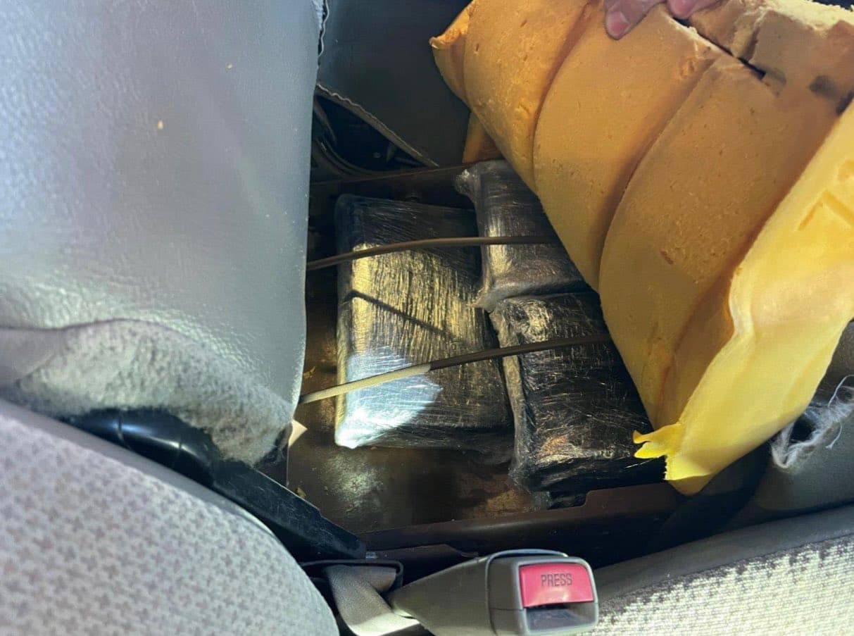 <b>Decomiso de cocaína:</b> Agentes de la Patrulla Fronteriza incautaron más de 10 libras de cocaína escondidas dentro del asiento de un vehículo, según reportes del 22 de marzo en Nogales, Arizona.