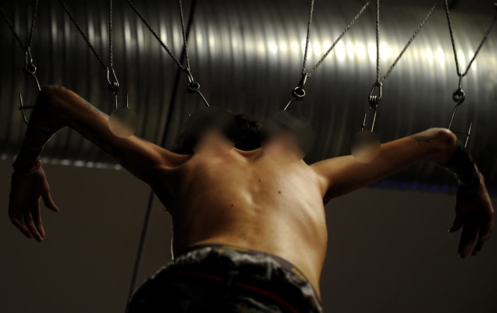 Engancharse del cuerpo y colgarse, era una práctica de nativos americanos