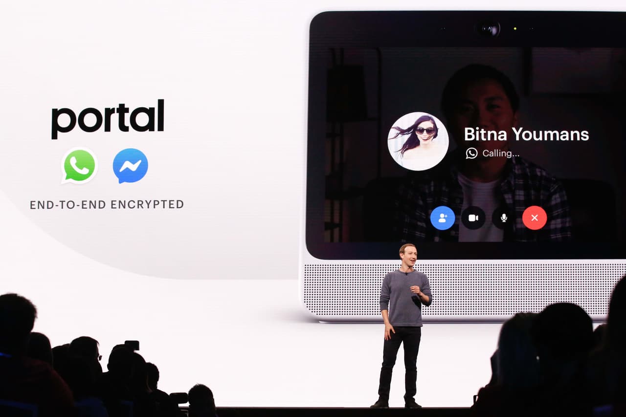 <h3 class="cms-H3-H3"><b>Combatir a los rumores</b></h3>
<br>
<br>A principios de 2021, ante la negativa reacción popular sobre su nueva política de privacidad en la que se otorgaba permiso para compartir información personal con Facebook y otras compañías, la plataforma tuvo que publicar un comunicado en el que aseguraban que estos cambios no afectarían la manera en la que los usuarios 
<a href="https://blog.whatsapp.com/more-information-about-our-update" target="_blank">“se comunican con sus amigos o familiares”</a>, además de que no era su intención mantener registros de llamadas o mensajes de las personas. 
<br>