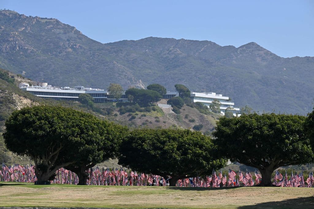 Con las montañas de Santa Mónica al fondo, en el campus de Pepperdine University, en Malibu, ondean cerca de 3,000 banderas, recordando a las víctimas del 
<b><a href="https://www.univision.com/shows/noticiero-univision/el-dolor-es-el-mismo-madre-de-victima-del-9-11-se-prepara-para-un-nuevo-aniversario-de-la-tragedia-video" target="_blank">ataque terrorista del 11 de septiembre de 2001</a></b> a los Estados Unidos.