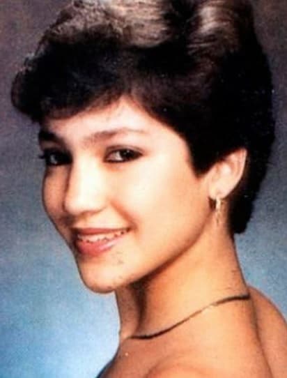 Luego le llegaron los años de adolescencia, solía usar el cabello más corto. Nunca ha dejado de sonreír.