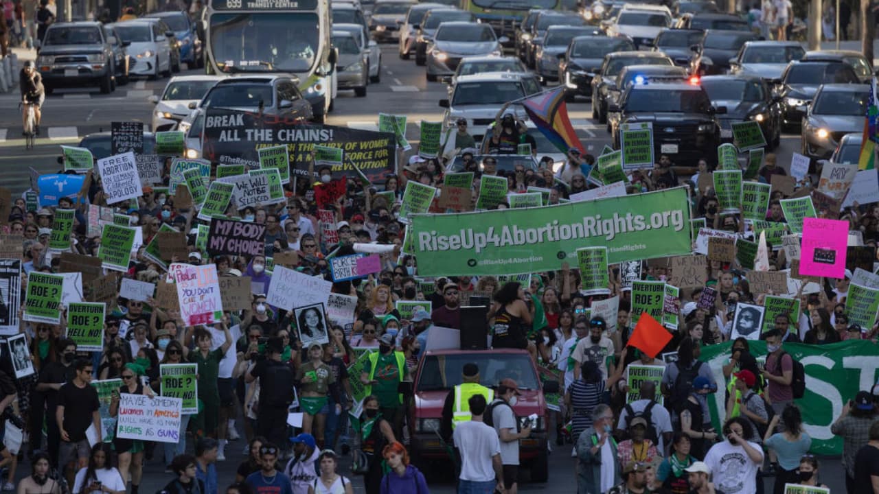 Los manifestantes en Los Ángeles se tomaron la autopista 110, pero las autoridades intervinieron y despejaron la zona. Imagenes captadas dentro de las protestas mostraron algunos enfrentamientos entre las personas y las aturidades. Se esperan más protestas durante el fin de semana.