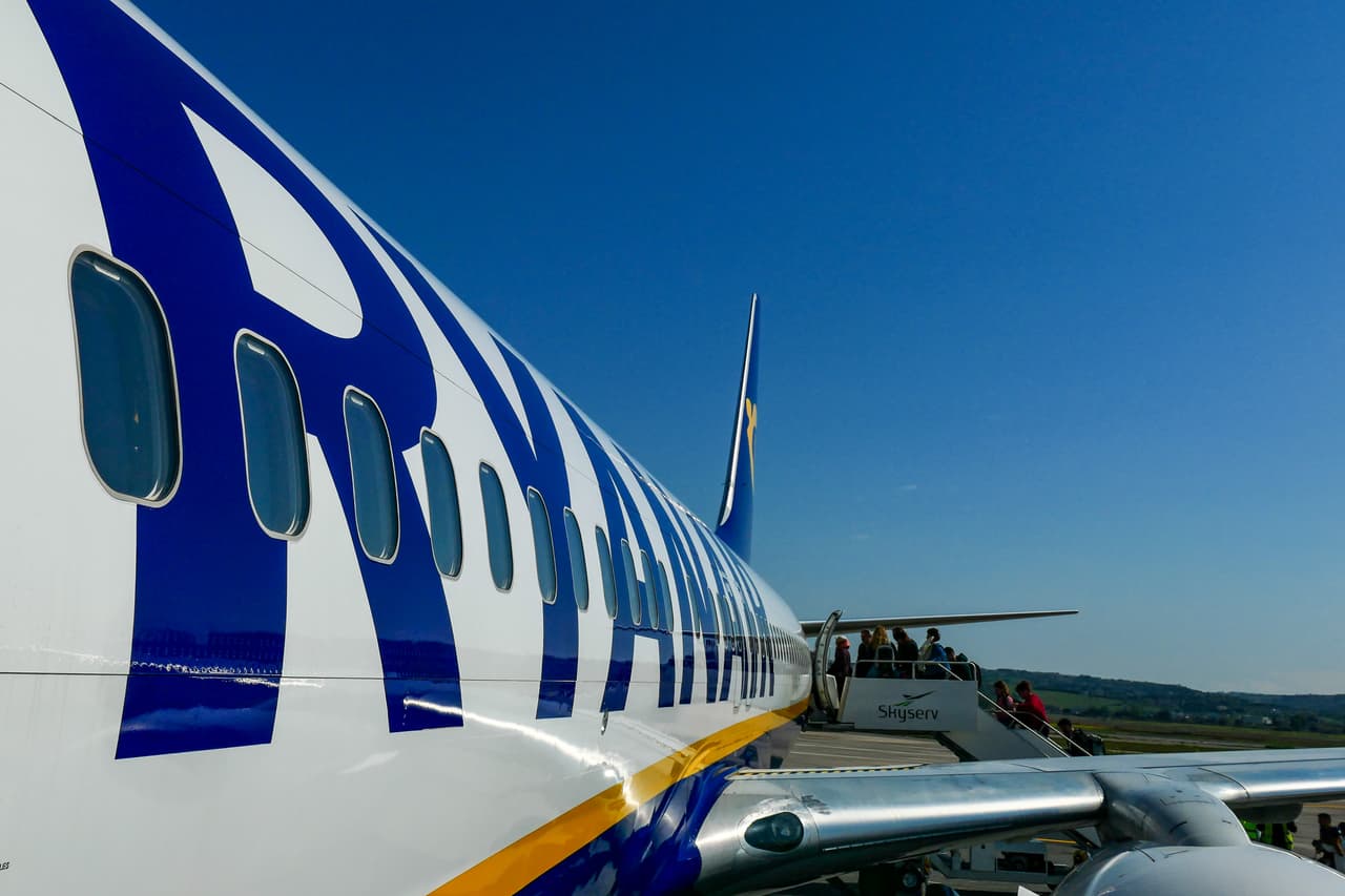 Un pasajero intentó abrir la puerta de un avión en pleno vuelo