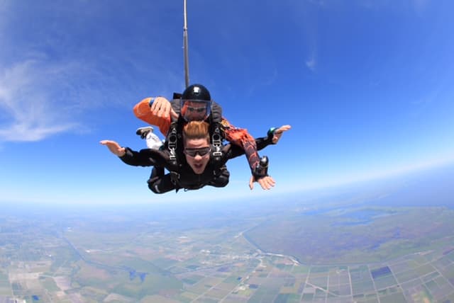 William Valdes hizo un salto Tandem, es decir, con un paracaídas especial para dos personas con el que se unía su arnés con el de un instructor experto.