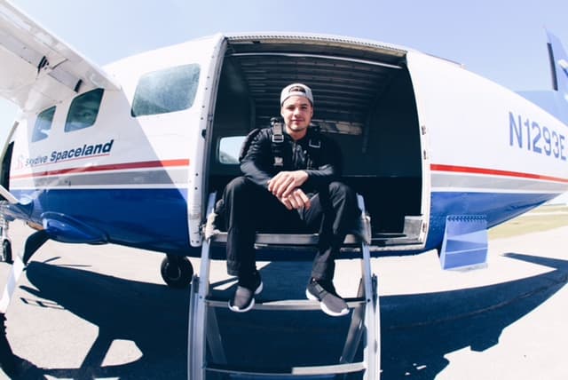 William hizo varias prácticas en tierra momentos antes del salto.