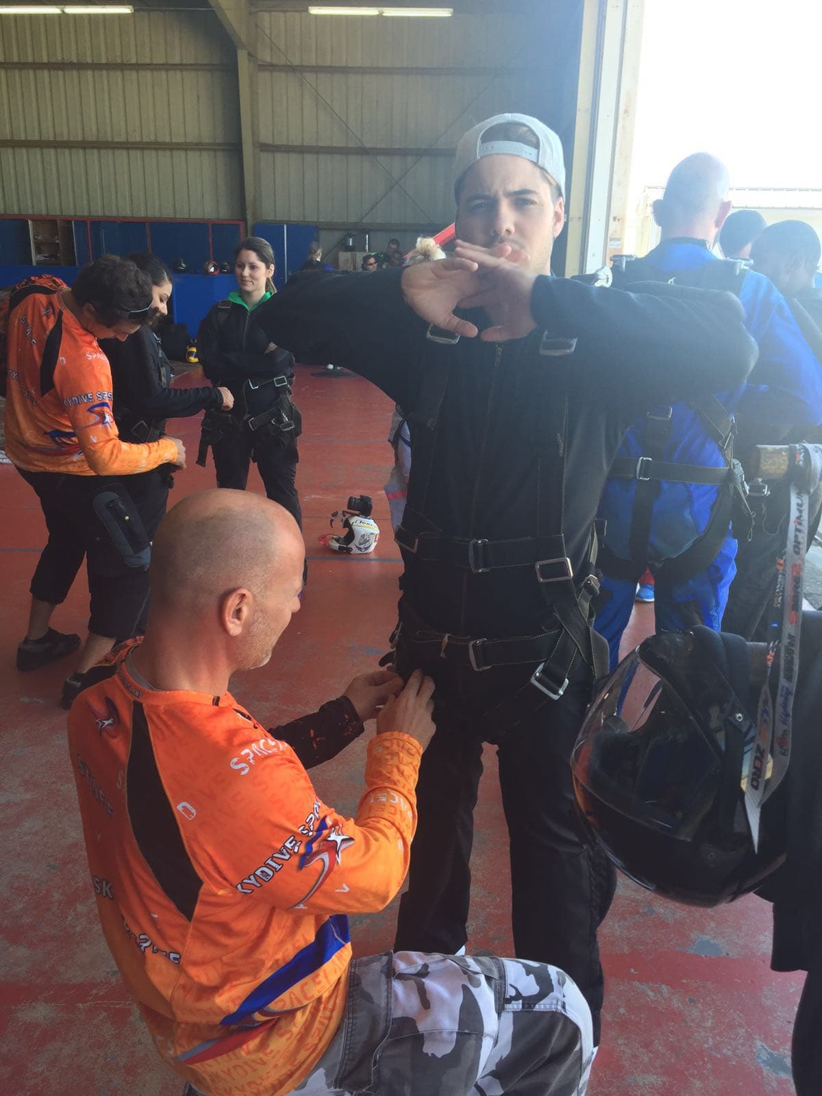 Una vez equipado con su arnés y después de una explicación en tierra, William estaba casi listo para lanzarse en paracaídas.