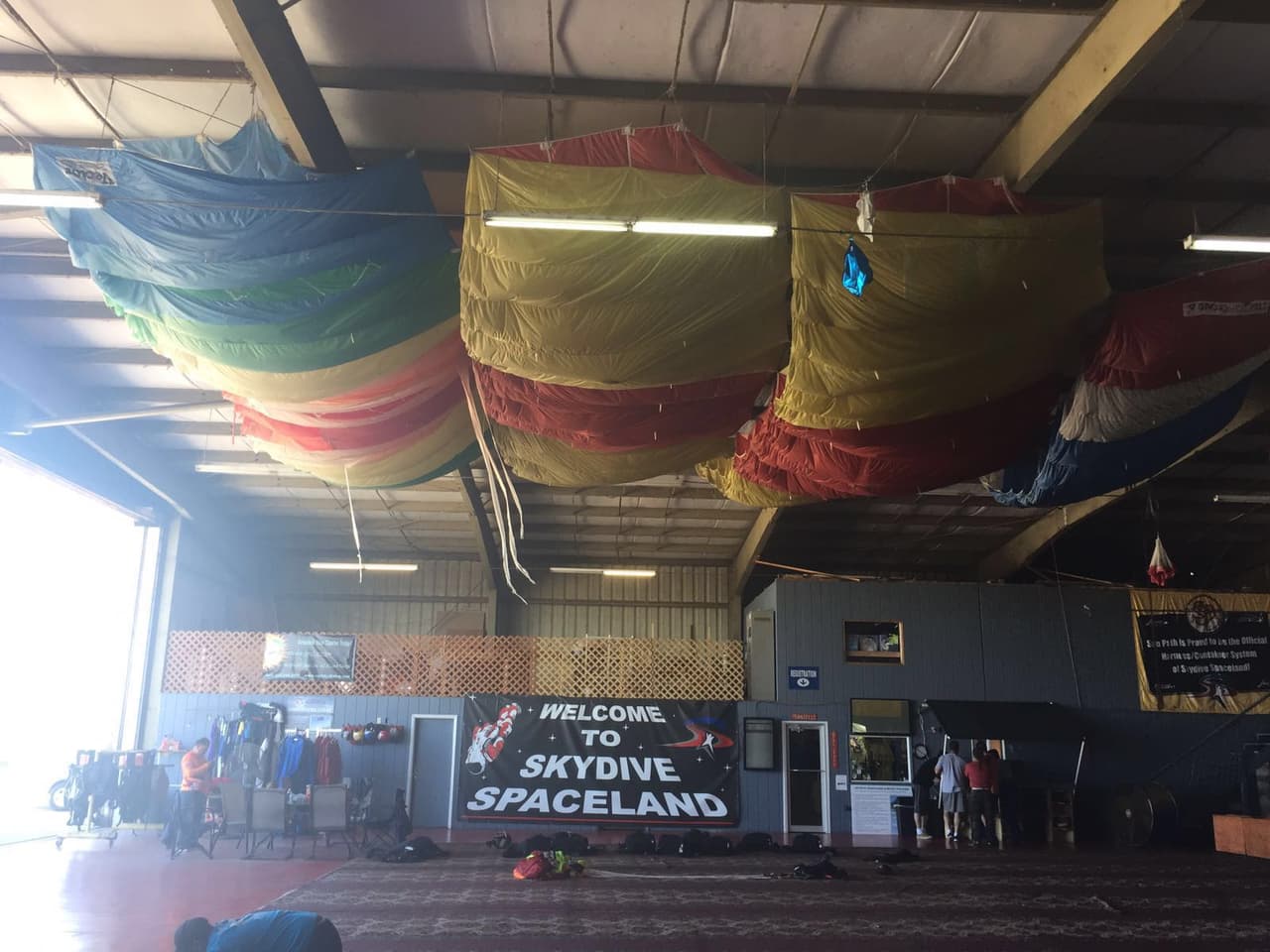 El paracaidismo es considerado un deporte extremo y consiste en lanzarse desde un avión, avioneta o helicóptero a más de 5 mil pies de altura.