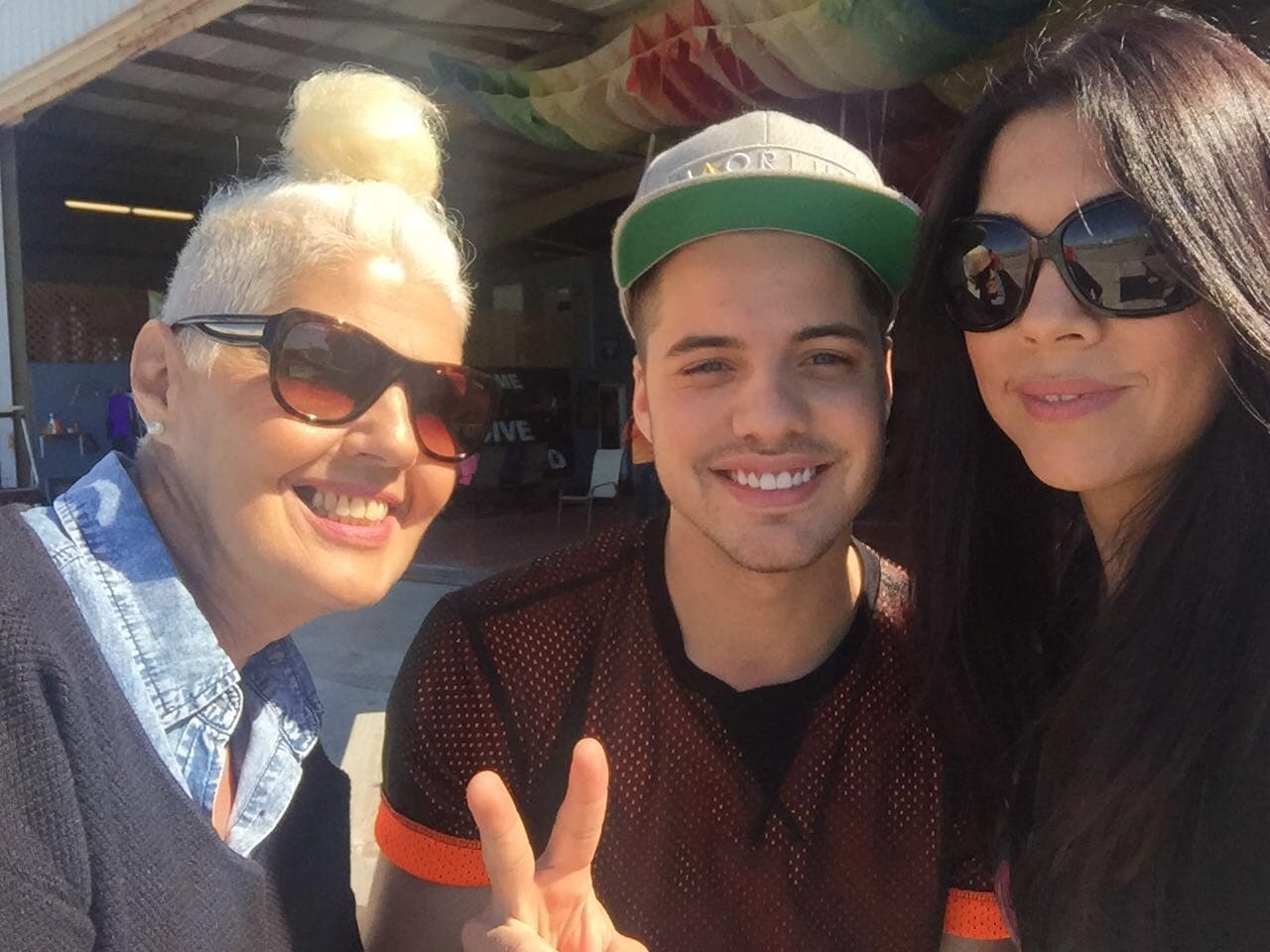 Su amiga María Laura y "la exótica" (parte del equipo de Despierta America) acompañaron a William Valdes momentos antes del salto.