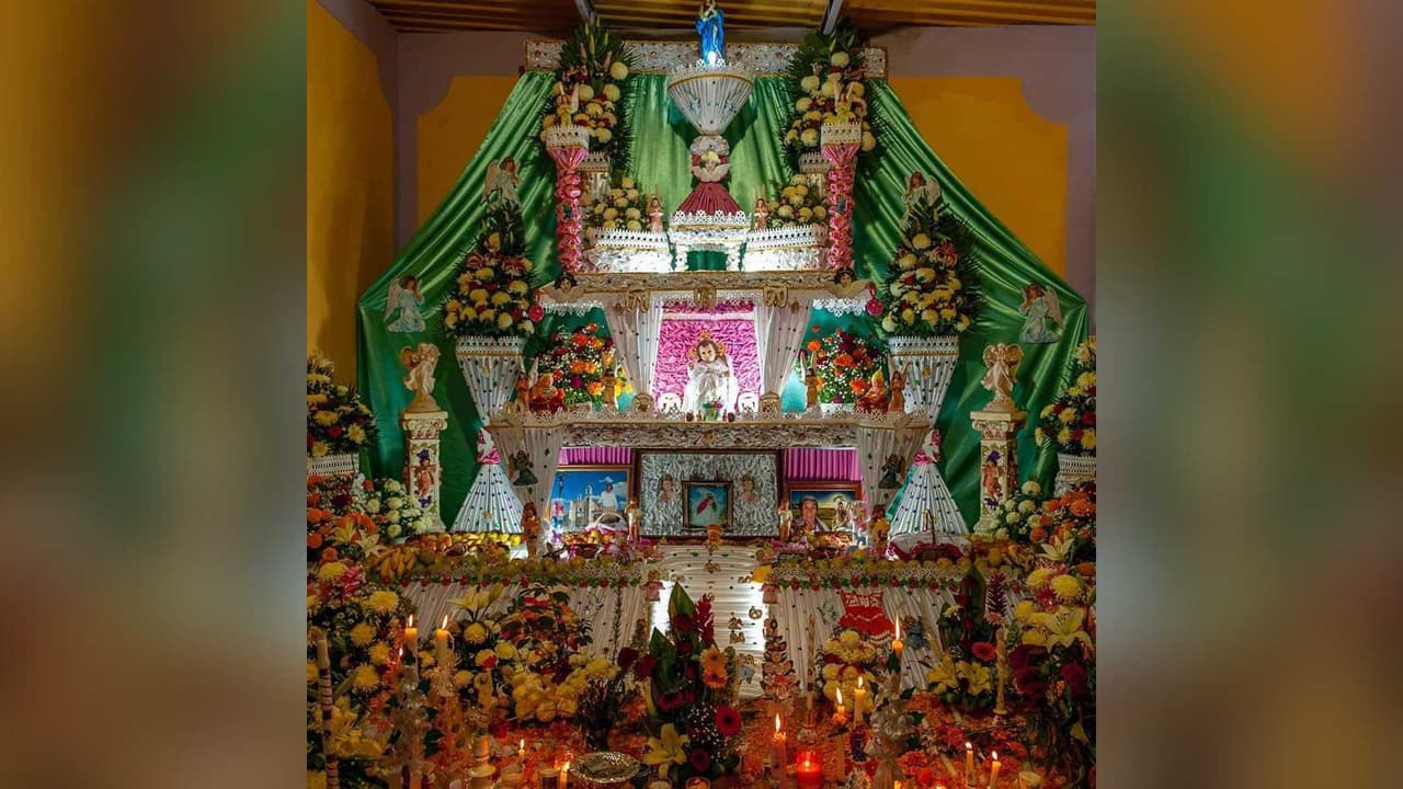 Perla Itzel Cortés Rubí, auxiliar de Turismo y Cultura, explicó que la estructura tradicional de estos altares consta de tres niveles que representan lo terrenal y lo divino. “Cada nivel tiene un significado especial, culminando con una representación del cielo en el nivel superior", dijo.