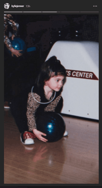 Hace unos días colgó un video en el que declaró que la nueva colección de Kylie Cosmetics "es definitivamente la más personal que he hecho. Mis cumpleaños son especiales para mí porque 
<b>la primera colección que lancé fue para mi cumpleaños 19</b>".