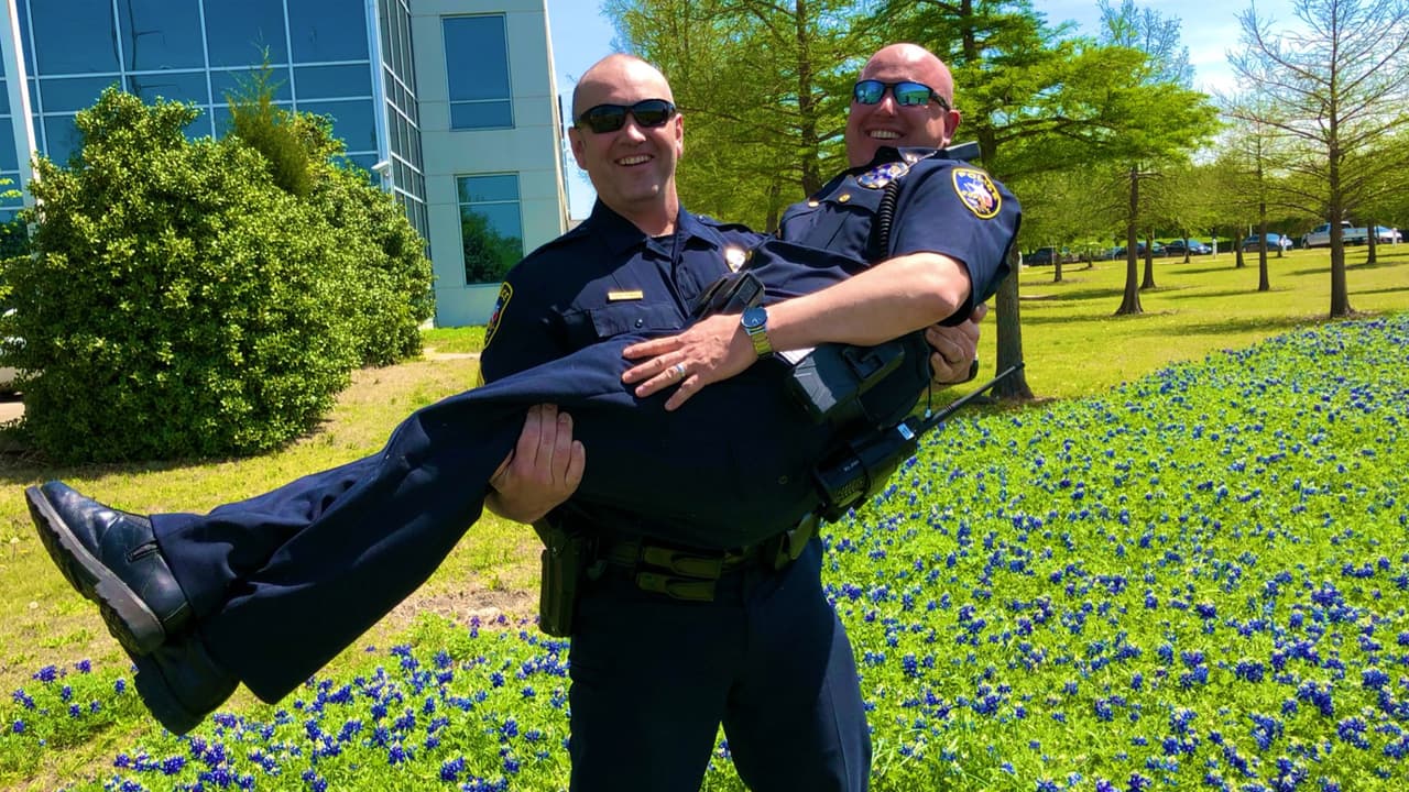 Los agentes de la policía de Coppell aceptaron el reto y publicaron esta imagen. "Está bien, policía de Irving (@IrvingPD) y de Grapevine (@GrapevinePolice) ¡seguiremos la corriente!", 
<a href="https://twitter.com/CoppellPolice/status/1114247077255688192" target="_blank">escribieron</a>.