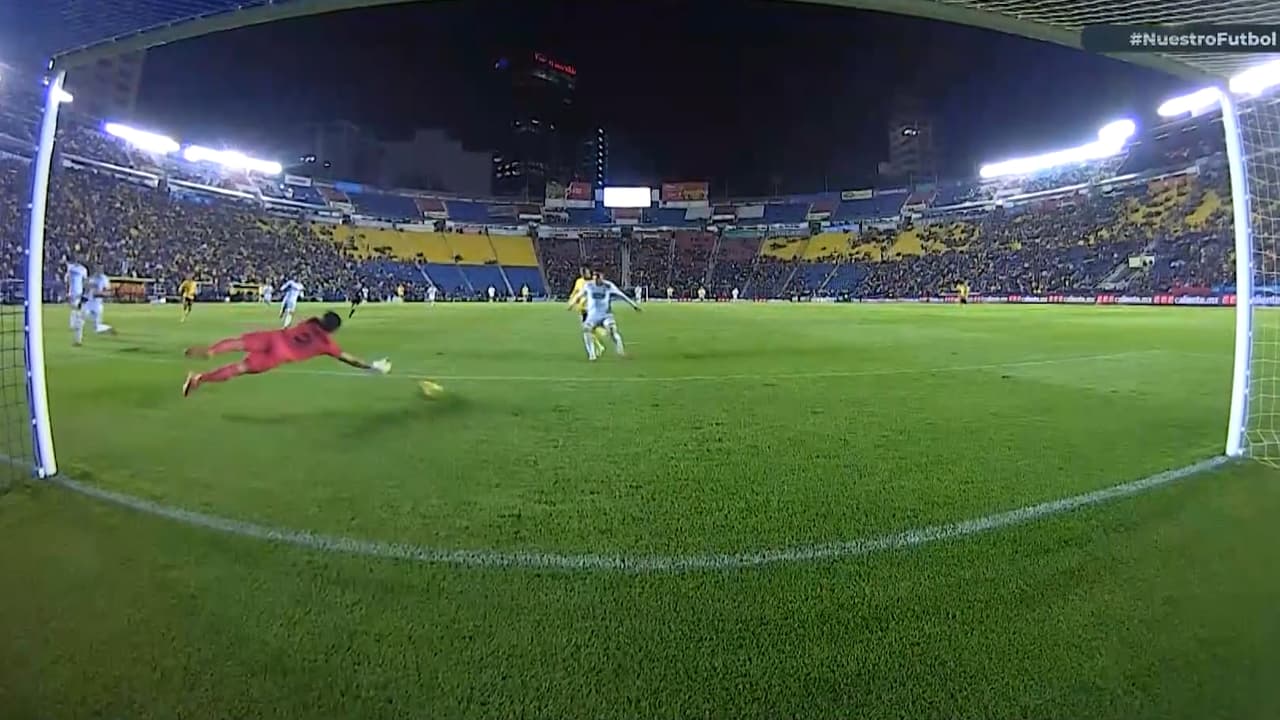 ¡Atajada del portero de Xolos!