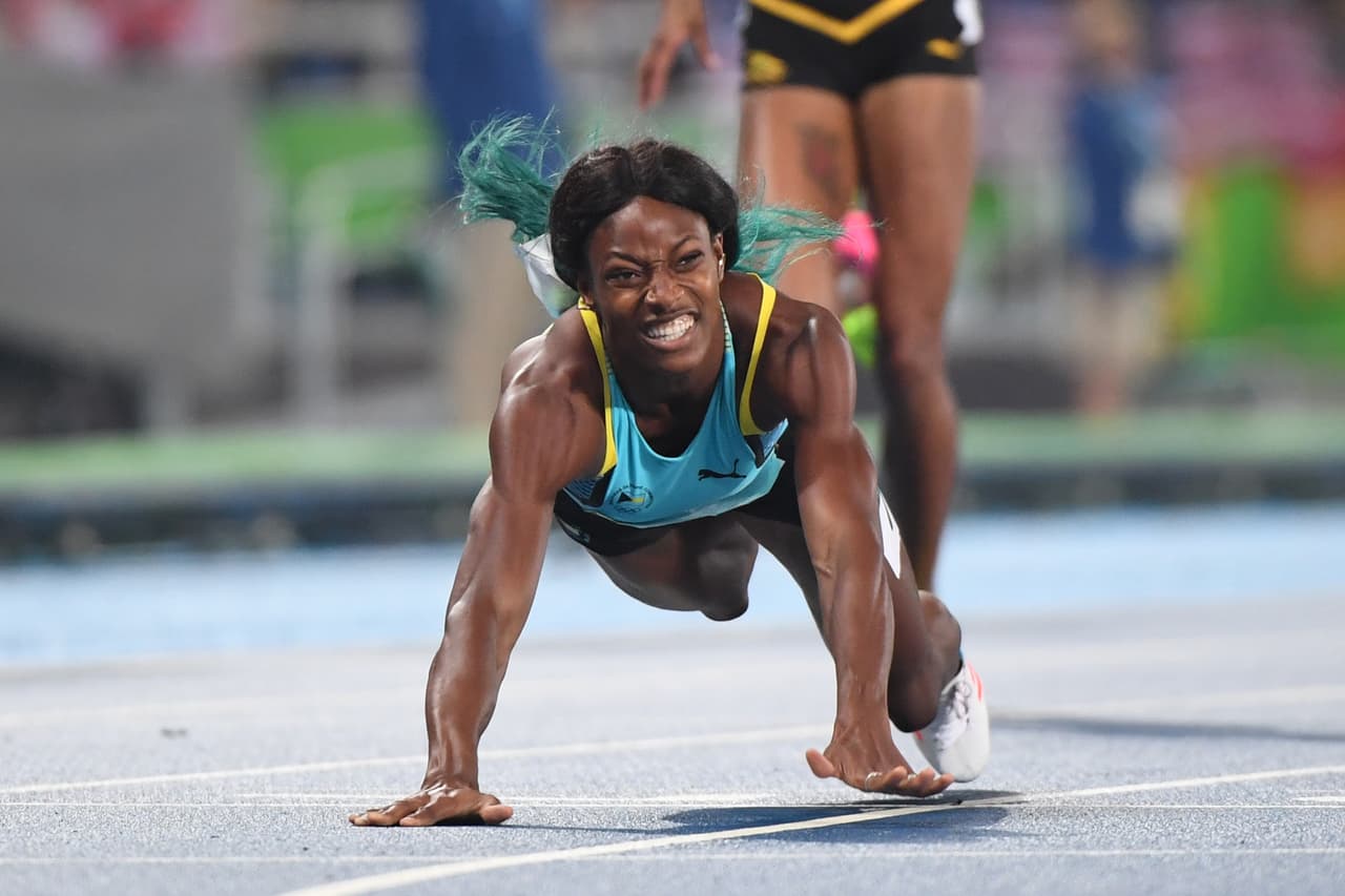 La atleta de Bahamas Shaunae Miller también se lanzó pero lo hizo por un oro olímpico. Al ver que las piernas no le daban más velocidad en la final de los 400 metros femeninos, saltó hacia adelante, movimiento válido que le sirvió para llevarse el triunfo.