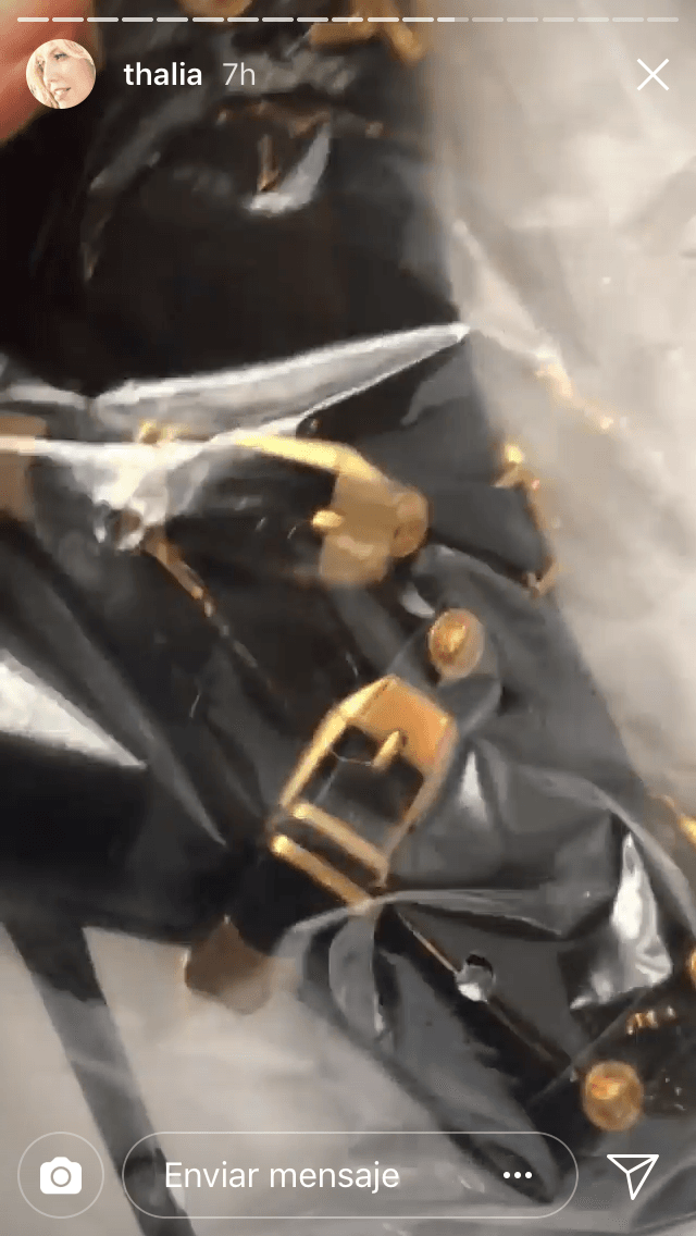 Pertenecen a la colección 'Tribute', que rinde homenaje a la vida y la obra de Gianni Versace, fundador de esta emblemática casa de moda. Thalía es tan fanática de los zapatos que posee una línea propia de calzado que se vende en Macy's.