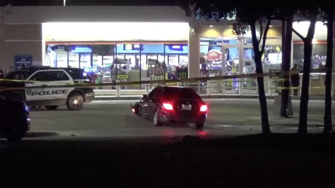 El sospechoso murió en la escena y el bebé fue trasladado a un hospital donde está siendo atendido.