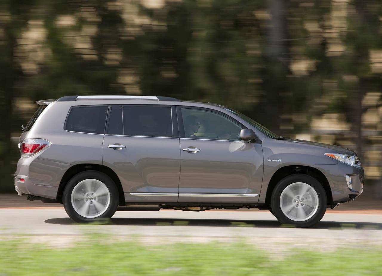 <h3 class="cms-H3-H3"><b>SUV híbrida</b></h3>
<br>
<br>
<b>Vehículo dominante:</b> Toyota Highlander Hybrid
<br>
<b>Porcentaje de unidades vendidas con más de 200k millas:</b> 4.2%
<br>
<b>Comparado con el promedio del segmento:</b> 2.1x
<br>
<br>La Toyota Highlander en su variante híbrida es una alternativa más eficiente en combustible para quienes buscan un vehículo familiar. Los propietarios tienen el incentivo adicional de mantener el vehículo funcional para permitir que el ahorro de combustible compense la diferencia de precio en comparación al modelo convencional.