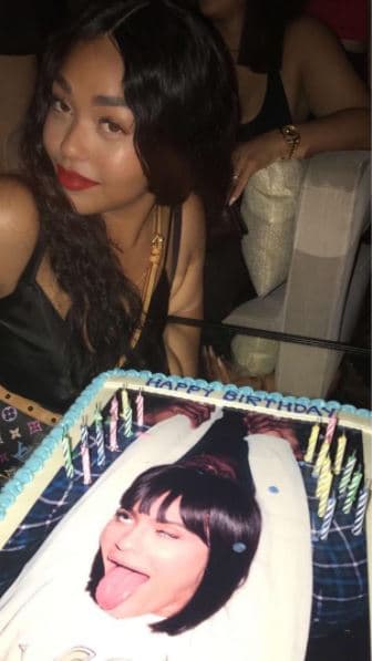 El pastel llamó la atención de los invitados, quienes posaron al lado de él.