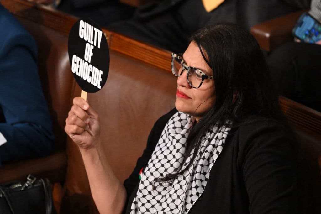 La representante Rashida Tlaib, demócrata por Michigan, protesta durante el discurso del primer ministro israelí, Benjamin Netanyahu, en una reunión conjunta del Congreso en el Capitolio de Estados Unidos el 24 de julio de 2024. Tlaib, quien es palestino-estadounidense, se negó a dar su apoyo a Kamala Harris.
