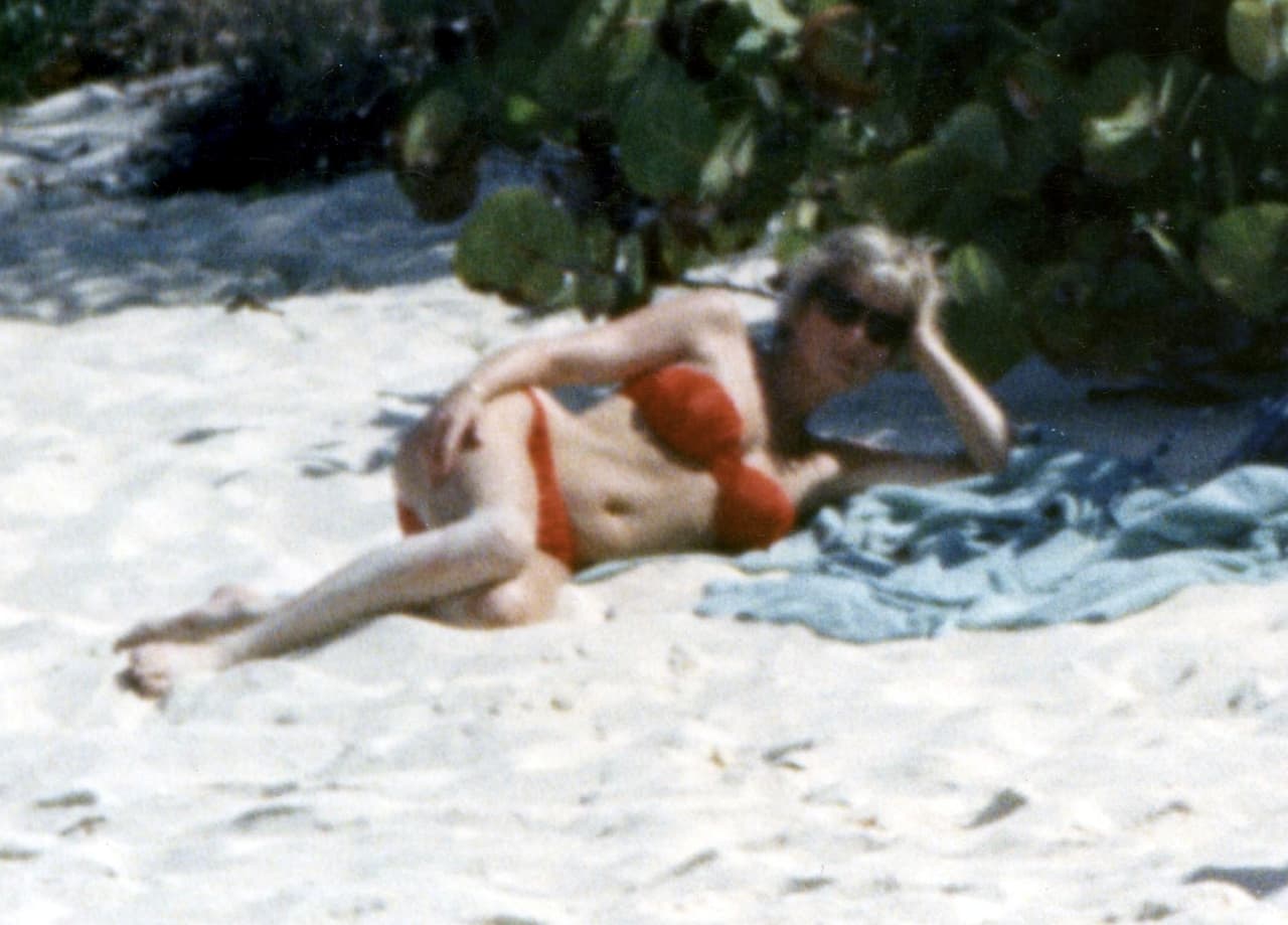 Lady Di también tuvo su lado sensual, para muestra esta foto en donde se le ve con un bikini rojo.