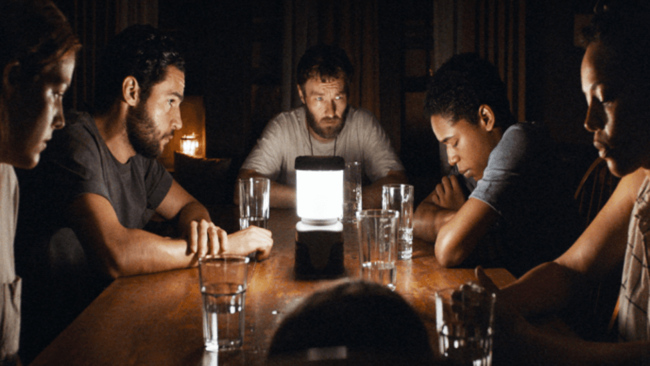 Narra la historia de una familia que debe defenderse de terroríficas amenazas que se encuentran fuera de su hogar, las cuales fueron creadas debido a un virus desconocido.