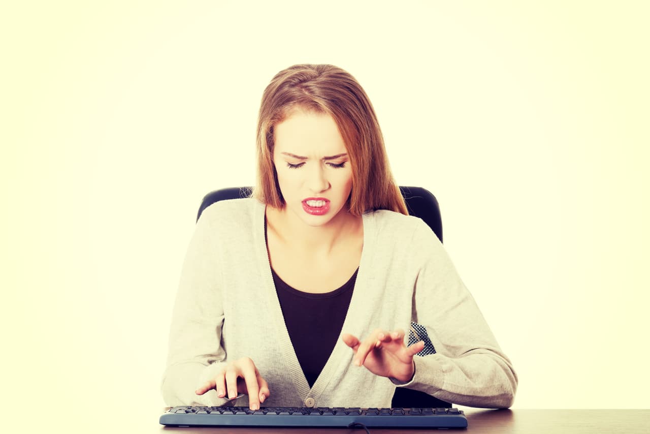 Una buena manera de hacerlo es también escribir una lista de sentimientos hacia ti misma que puedan sofocar la aceptación. Por ejemplo, “nunca me puedo peinar bien” o “transpiro muchísimo cuando estoy nerviosa”.