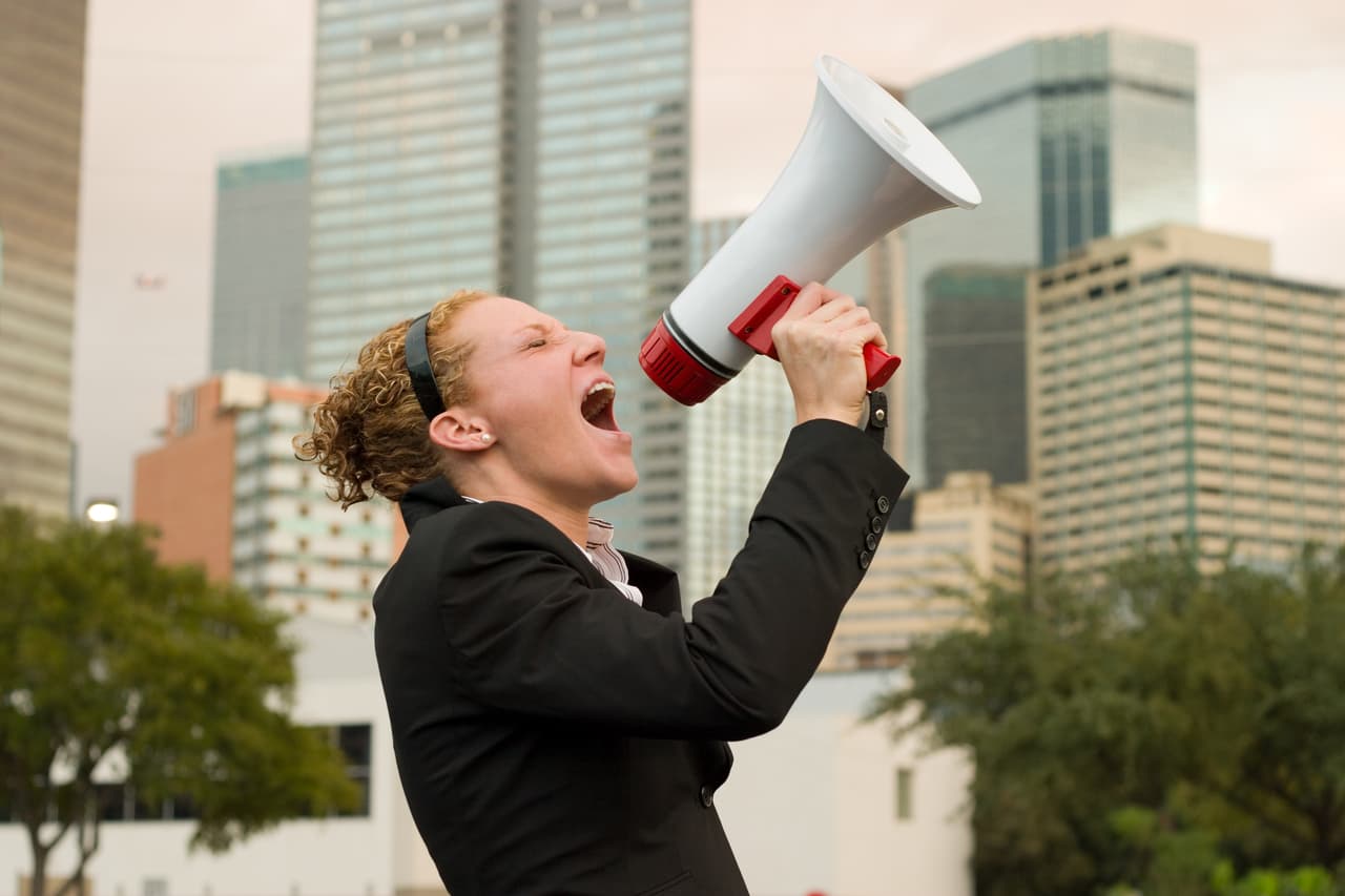 Cuando dices frases positivas hacia ti mismo, es más fácil que dejes ir tu antiguo yo y te permitas aceptarte, así como eres.