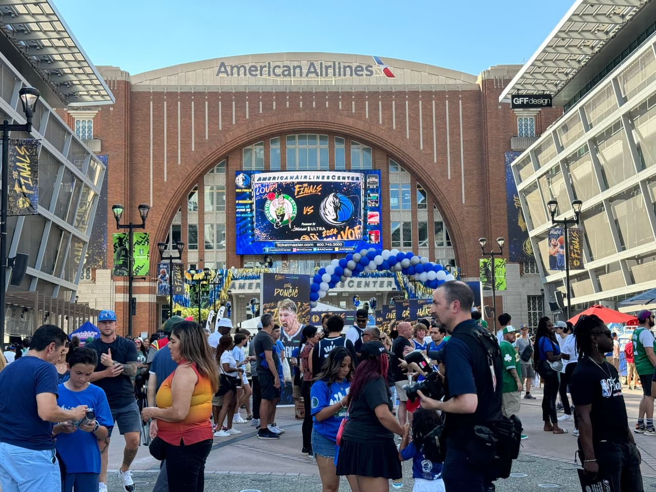 La casa de los 
<a><b>Dallas Mavericks</b></a>, el American Airlines luce abarrotada. Se esperan unos 20 mil fanáticos para este cuarto partido de la final de la NBA.