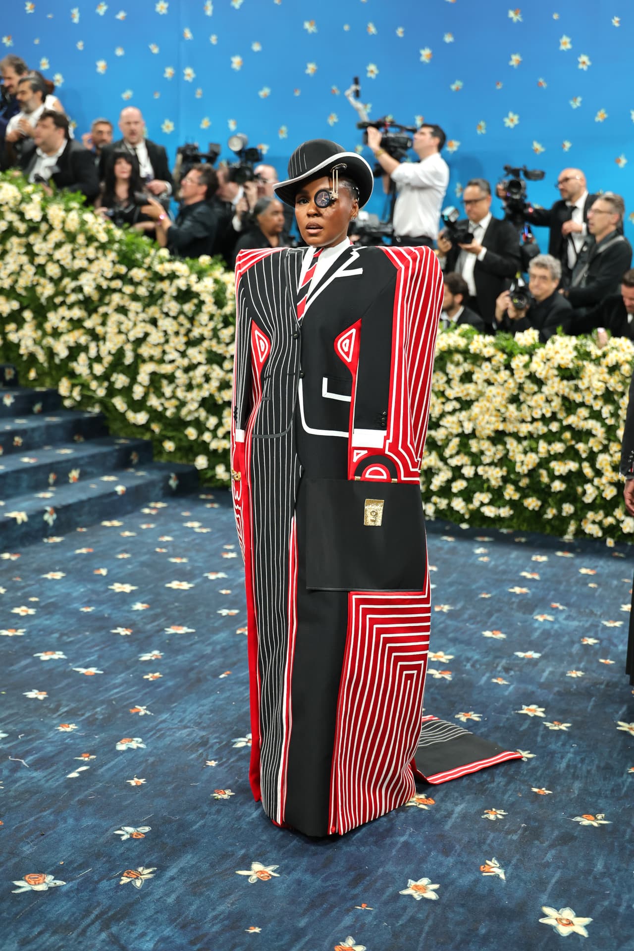 La cantante Janelle Monáe optó por vestir una pieza que mostraba un traje sastre mitad en estampado rayado y mitad en negro. Uno de los atuendos más innovadores.