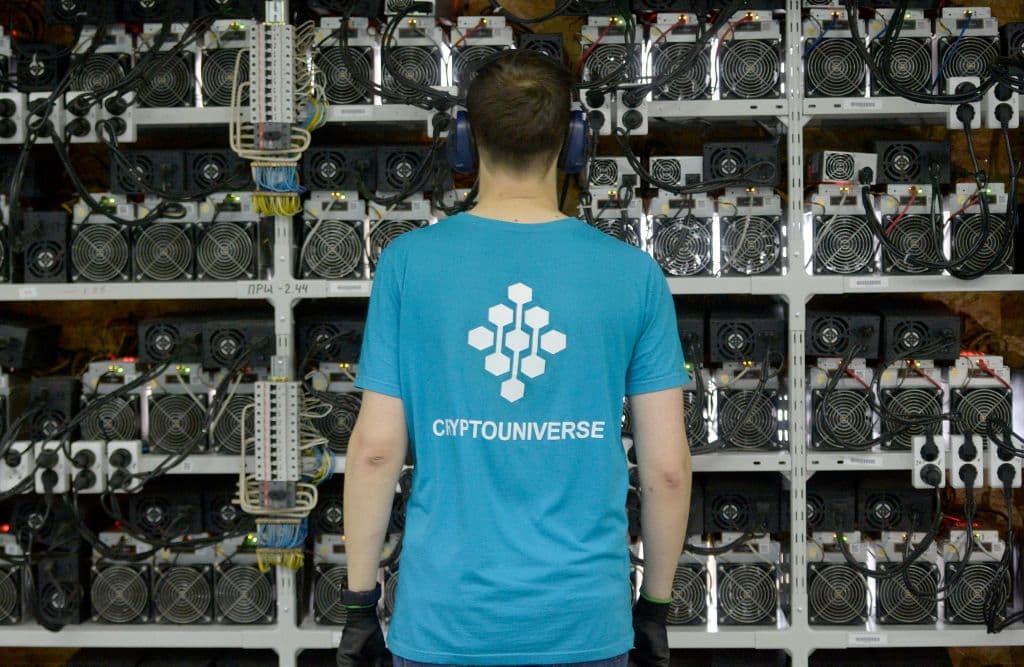 Un empleado inspecciona las máquinas para la producción de bitcoins y lightcoins en el centro de minería "Kriptounivers" (CryptoUniverse) durante una presentación del mayor centro de criptomonedas de Rusia en Kirishi el 20 de agosto de 2018.