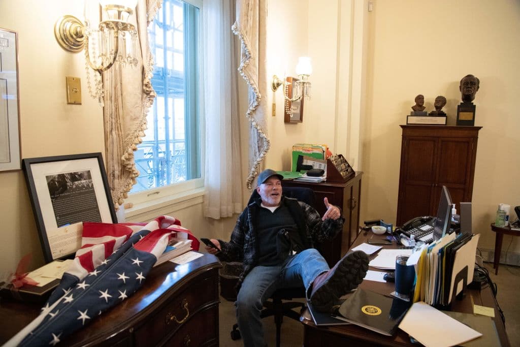 Richard Barnett, seguidor de Trump que fue identificado como quien irrumpió en la oficina de la líder demócrata Nancy Pelosi.