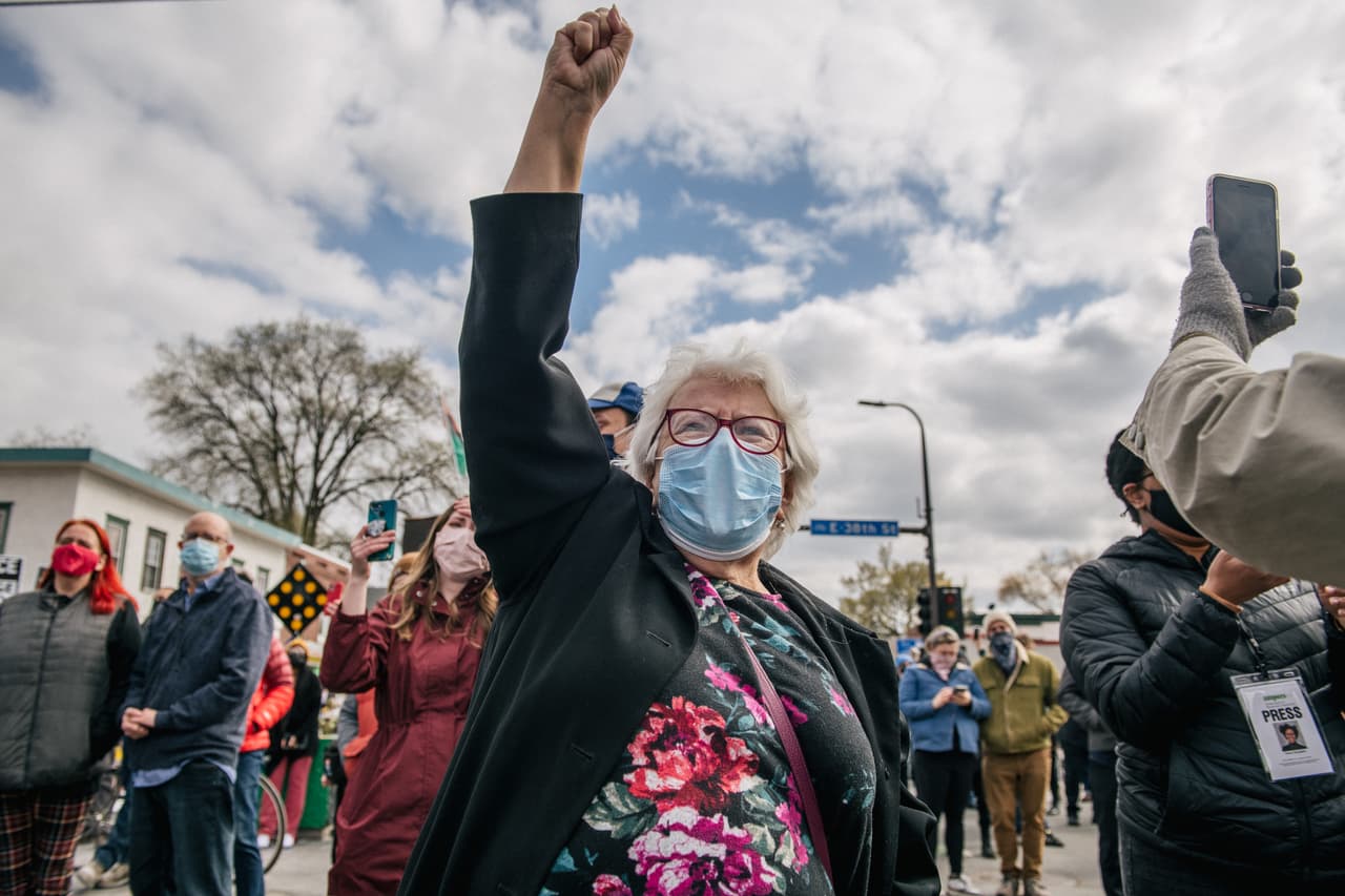 Una mujer alza un brazo en Minneapolis, Minnesota, tras conocerse el veredicto. En los argumentos finales, la fiscalía aseguró que Floyd dijo 
<a href="https://www.univision.com/noticias/racismo/george-floyd-suplico-hasta-20-veces-que-no-podia-respirar-segun-las-transcripciones-de-las-camaras-de-la-policia" target="_blank">unas 20 veces que "no podía respirar"</a> en los minutos anteriores a su fallecimiento.